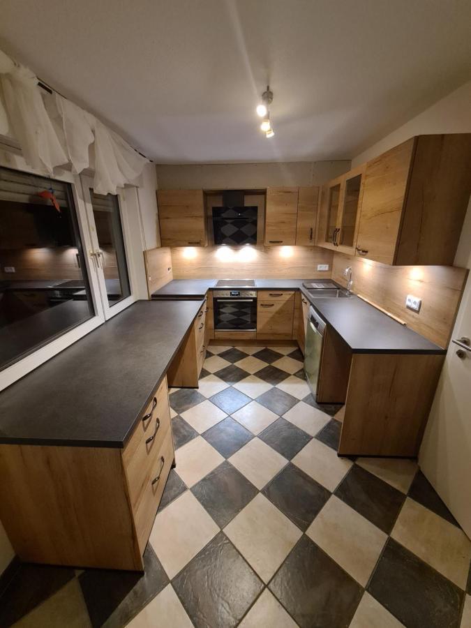 Geraeumiges Ferienhaus In Bad Salzuflen Mit Einfacher Ausstattung, Fuer Geschaeftsreisende, Gruppen Oder Familien Geeignet, 4 Schlafzimmer ภายนอก รูปภาพ