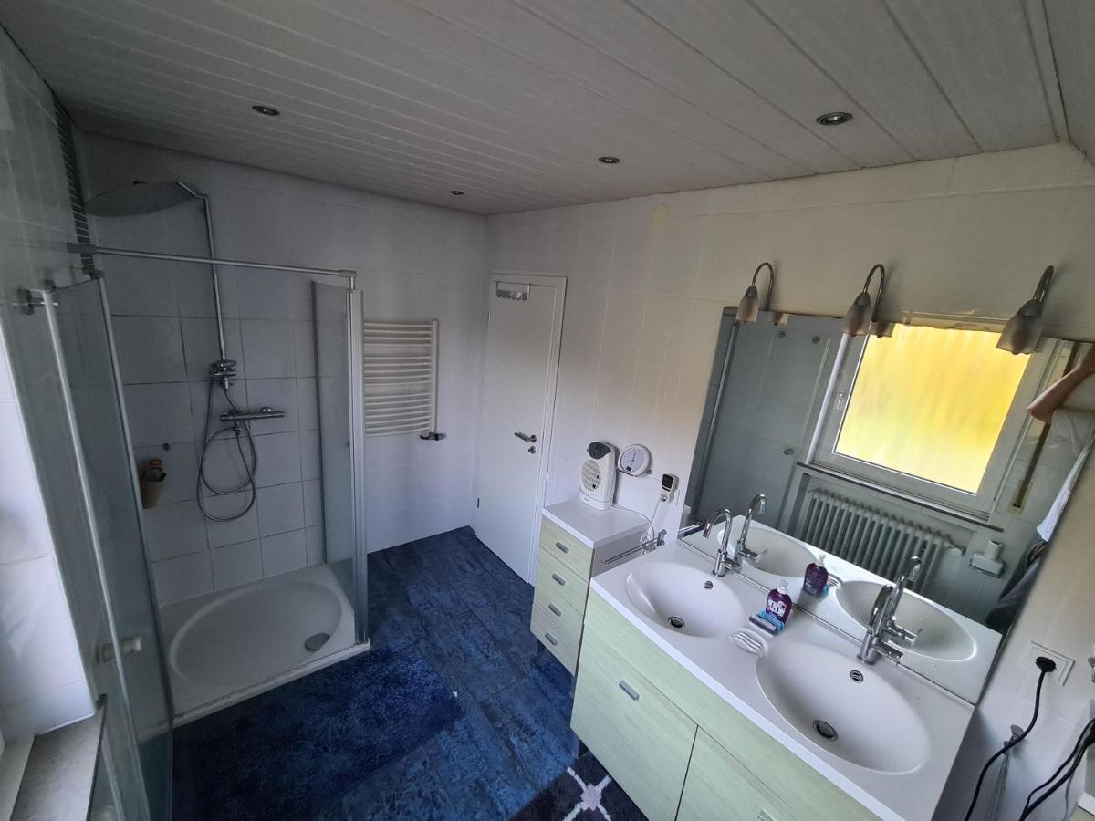 Geraeumiges Ferienhaus In Bad Salzuflen Mit Einfacher Ausstattung, Fuer Geschaeftsreisende, Gruppen Oder Familien Geeignet, 4 Schlafzimmer ภายนอก รูปภาพ