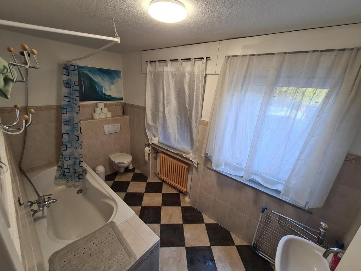 Geraeumiges Ferienhaus In Bad Salzuflen Mit Einfacher Ausstattung, Fuer Geschaeftsreisende, Gruppen Oder Familien Geeignet, 4 Schlafzimmer ภายนอก รูปภาพ