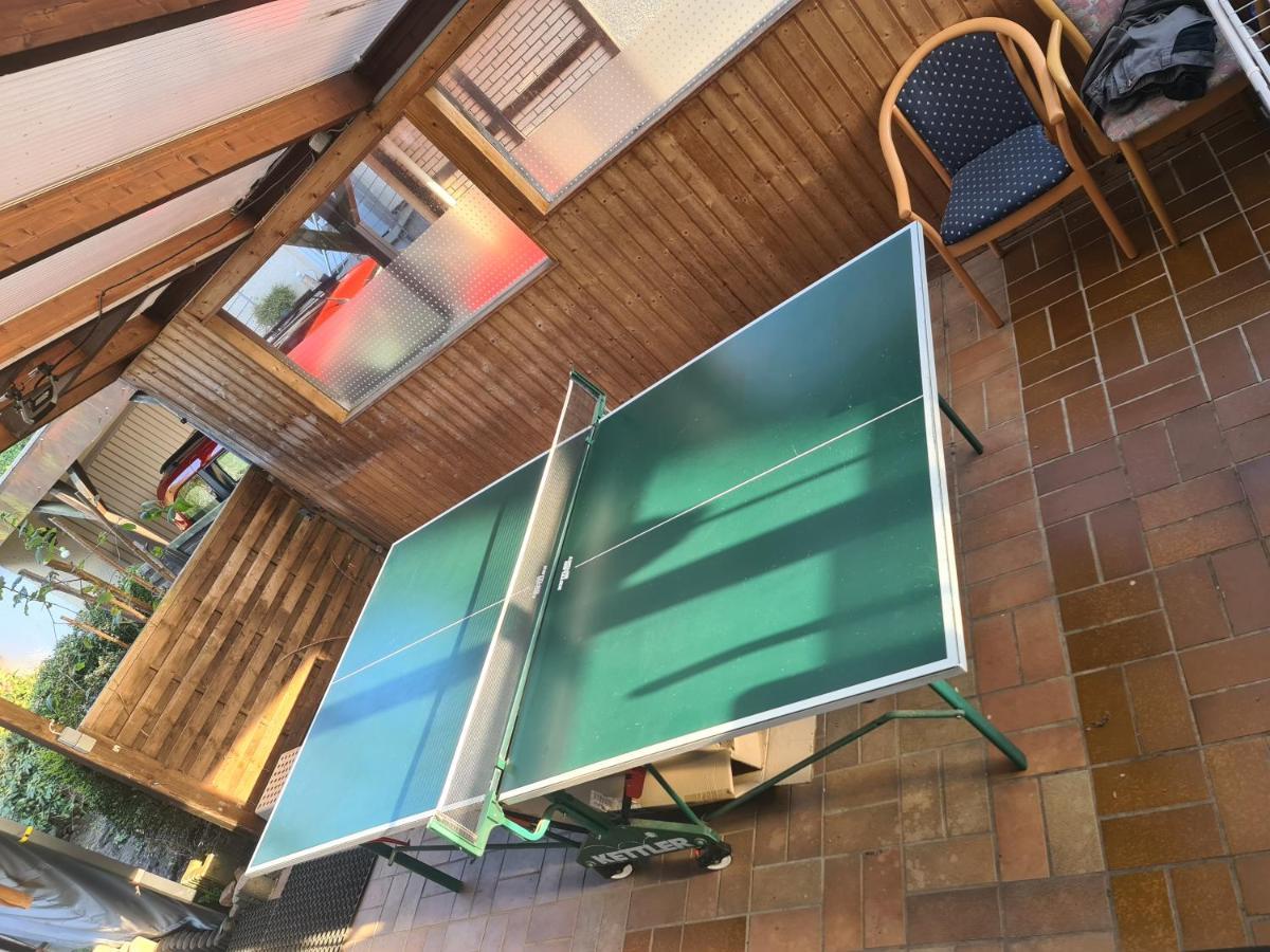 Geraeumiges Ferienhaus In Bad Salzuflen Mit Einfacher Ausstattung, Fuer Geschaeftsreisende, Gruppen Oder Familien Geeignet, 4 Schlafzimmer ภายนอก รูปภาพ